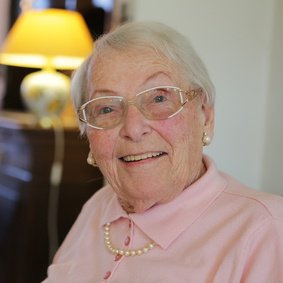 Zufriedene Kundin stundenweisen Seniorenbetreuung Frau Dr. Helene Steinkamp.