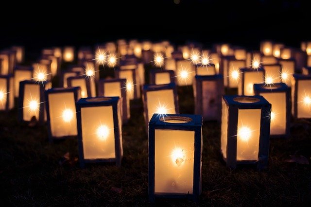 Mehrere eckige Laternen mit Licht im Dunkeln