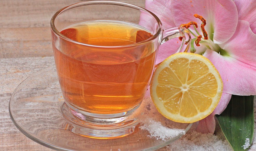 Eine Tasse Tee mit einer Zitronenscheibe daneben