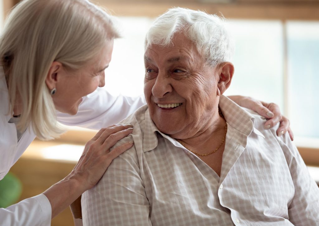 Alltagsbegleitung für Senioren: Bedeutung und Leistungen