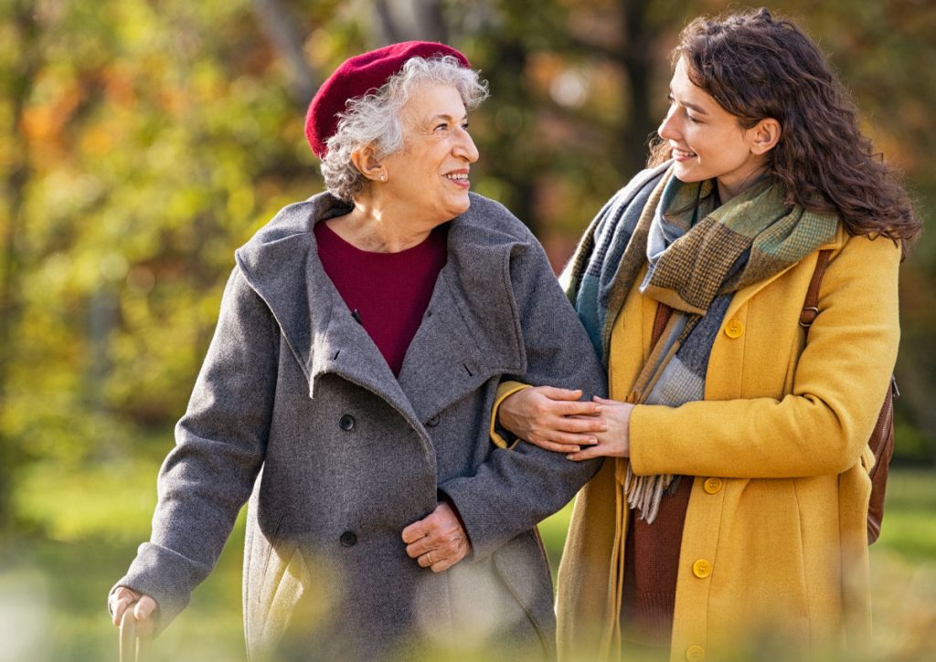Eine Seniorenbegleitung hilft, das Leben im Alter selbstbestimmt zu gestalten